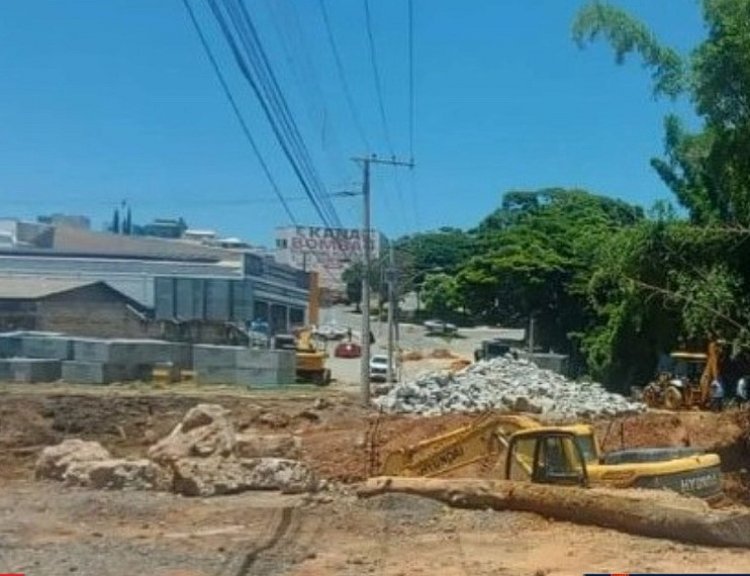 Obra interrompe trânsito  e causa falta de água