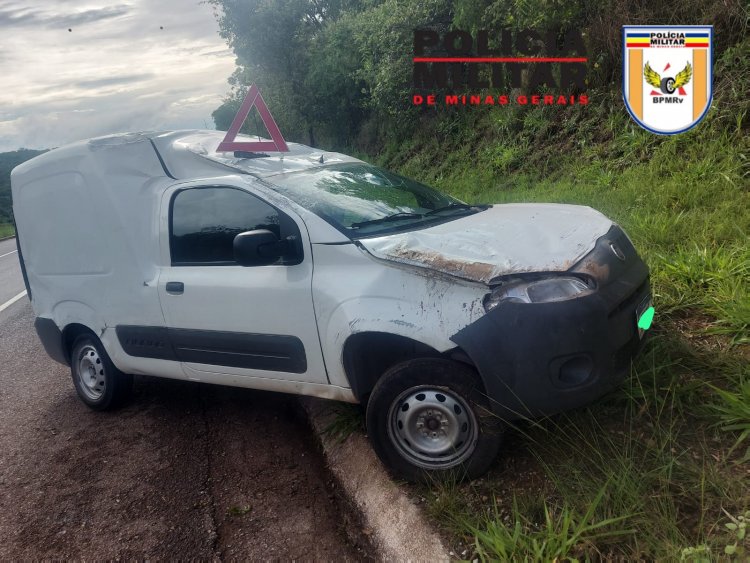 MG-050: Árvore caída na pista provoca capotamento de veículo em Itaúna