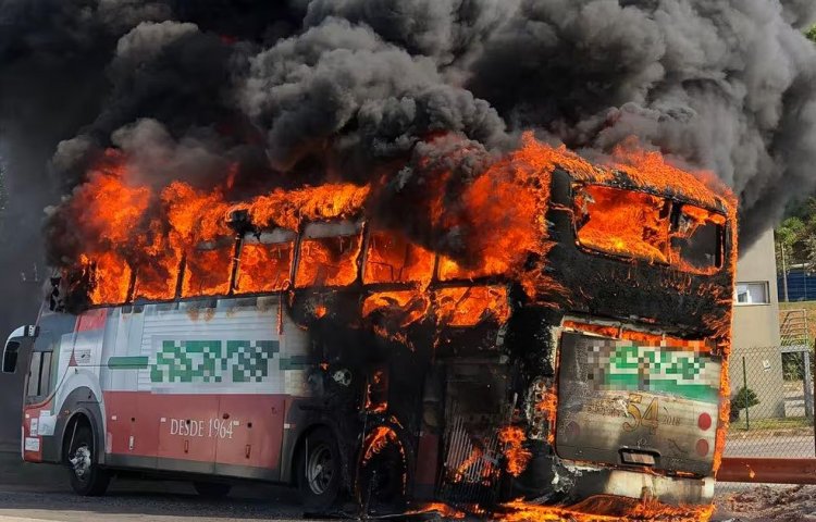 Ônibus de turismo é incendiado na BR 262 em Juatuba