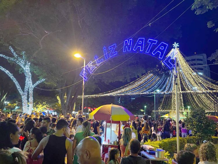 Clima natalino se instala em Itaúna com o acendimento das luzes