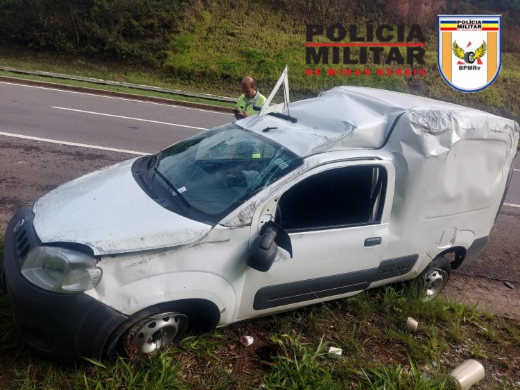 Árvore caída na pista provoca capotamento de veículo