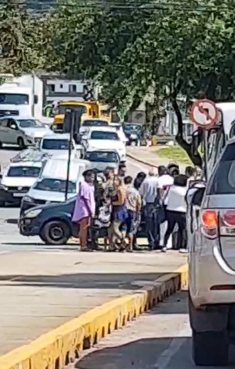Ônibus atinge moto na travessia da Jove Soares com Manoel Correa no Centro de Itaúna