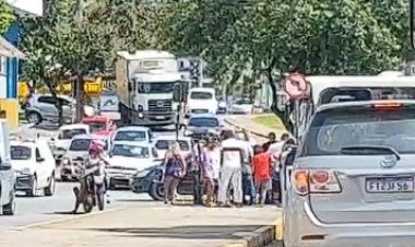 Ônibus e moto batem em travessia da Jove Soares
