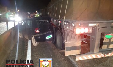 Carreta “espreme” Fox contra mureta da rodovia