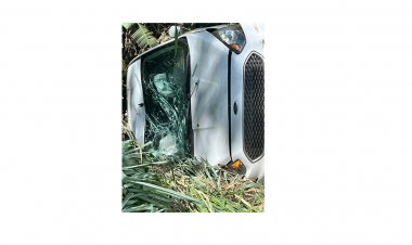 Carro “escorrega” em  óleo e cai em ribanceira