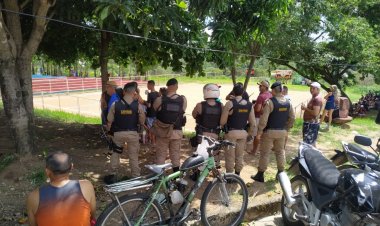 PM reforça segurança em campo de futebol