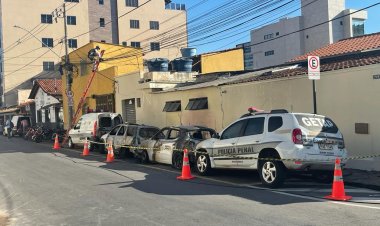 Bandidos colocam fogo em  viaturas na porta de presídio