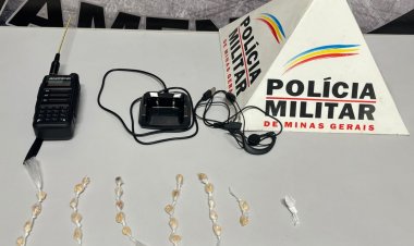 PM apreende crack, cocaína e rádio comunicador em VW Gol