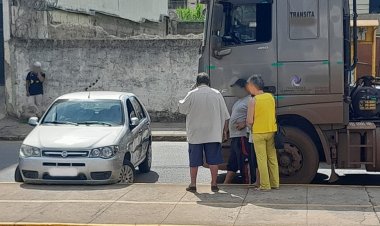 Caminhão “arrasta” Pálio na Jove Soares