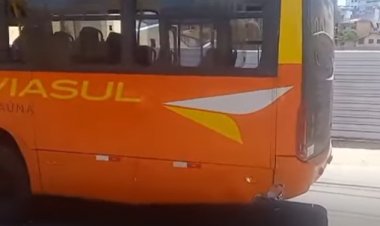 COLISÃO - Carro bate em traseira de ônibus