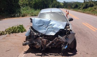 Ford Ka e VW Kombi colidem na MG-431