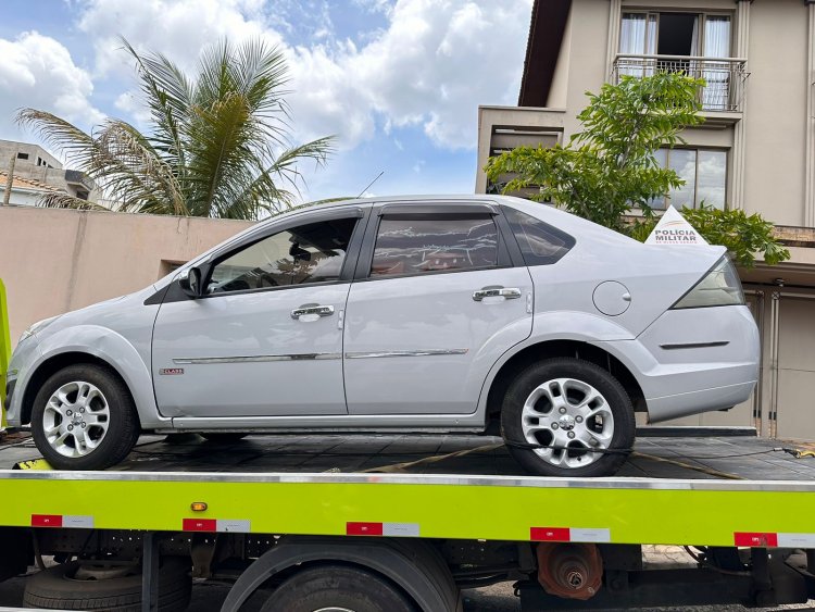 Ford Fiesta com sinais de furto é  recuperado pela PM