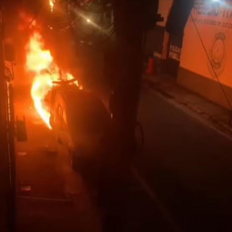 Bandidos colocam fogo em viaturas na porta de presídio em Itaúna