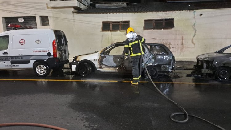 Bandidos colocam fogo em viaturas na porta de presídio em Itaúna