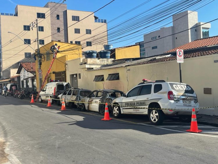 Bandidos colocam fogo em  viaturas na porta de presídio