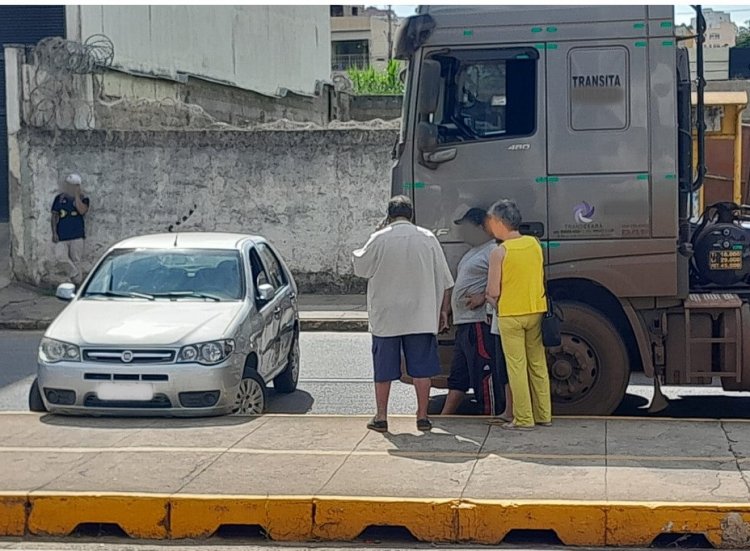 Caminhão “arrasta” Pálio na Jove Soares