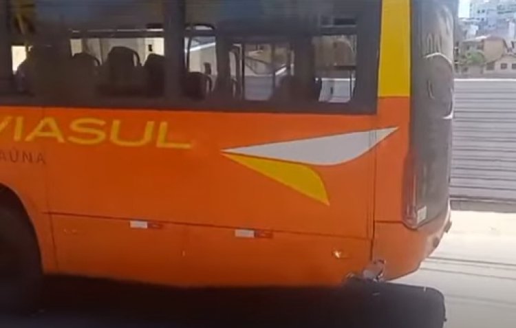 COLISÃO - Carro bate em traseira de ônibus