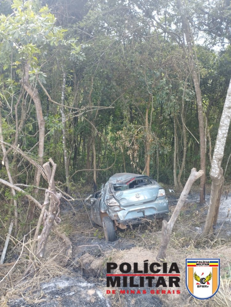 Carro capota e cai em ribanceira matando motorista na MG-431