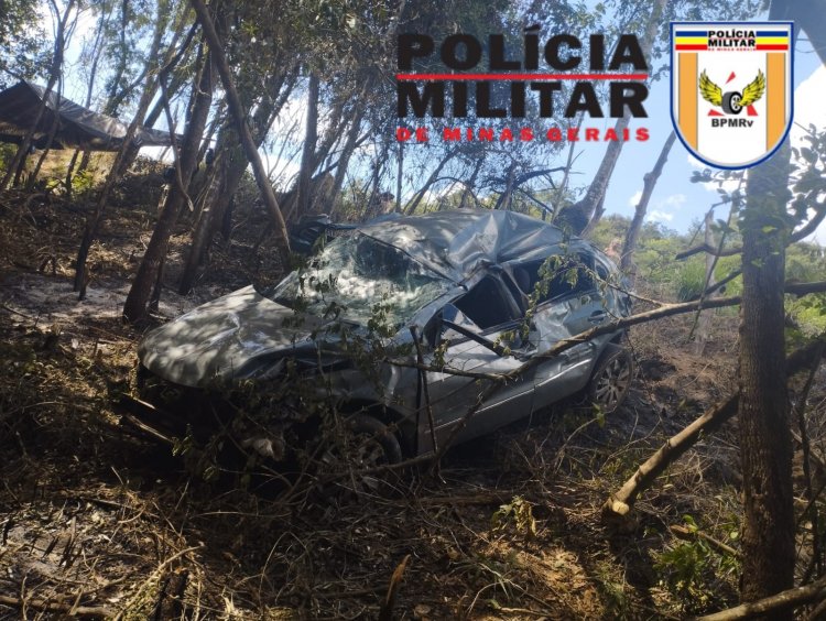 Carro capota e cai em ribanceira matando motorista na MG-431