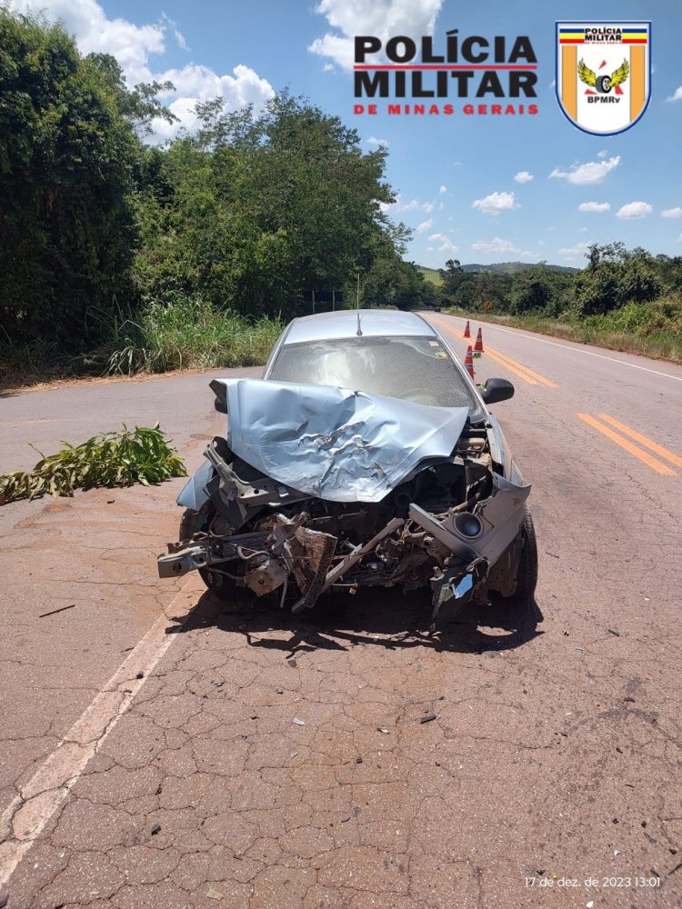 Ford Ka e VW Kombi colidem na MG-431