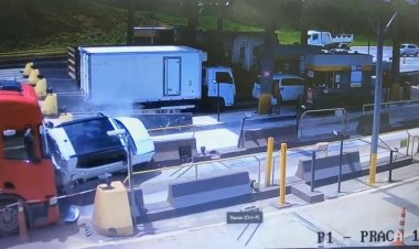 Carro “prensa” carreta na Praça de Pedágio