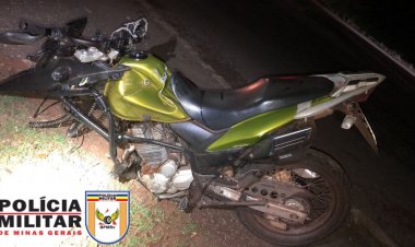 Moto bate em caminhão e homem fica ferido