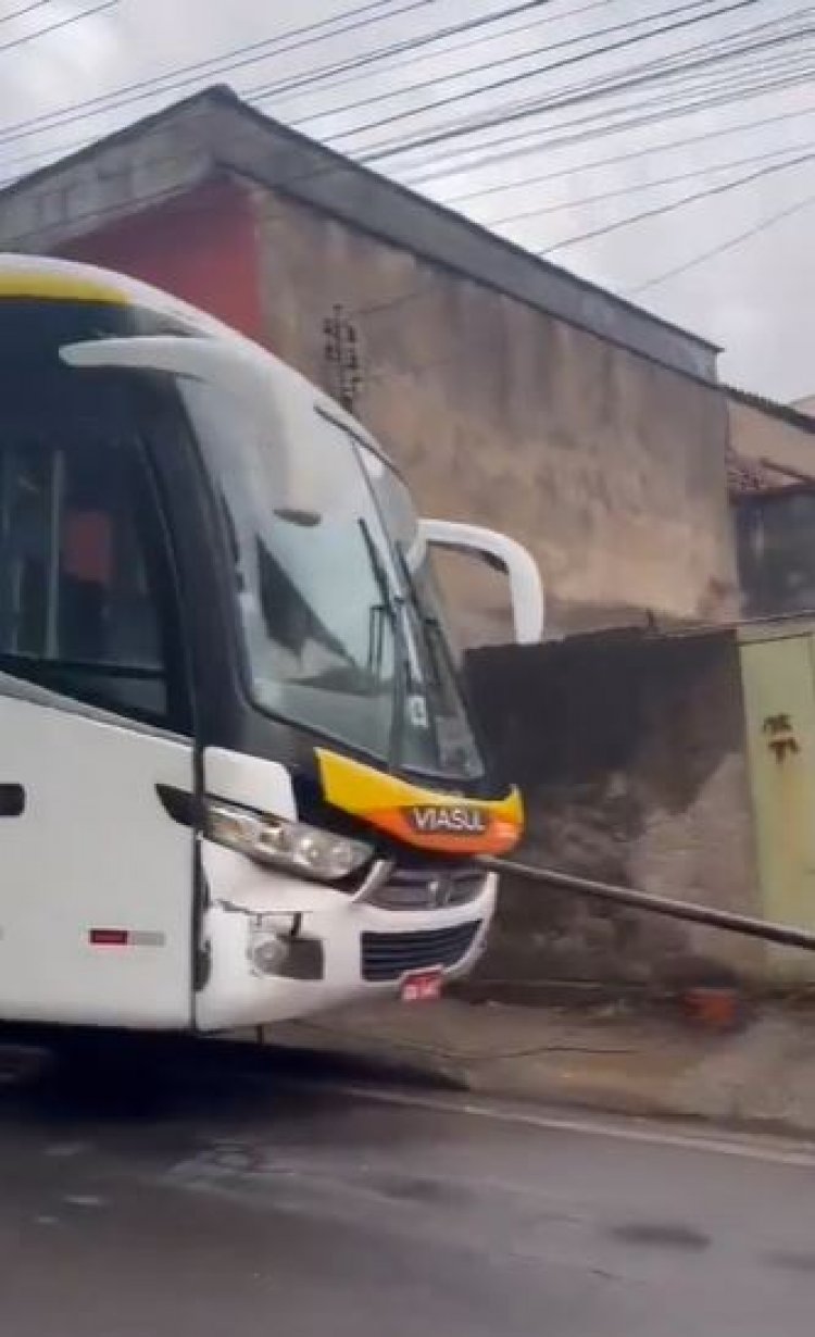 Ônibus da Viasul perde freio e assusta moradores