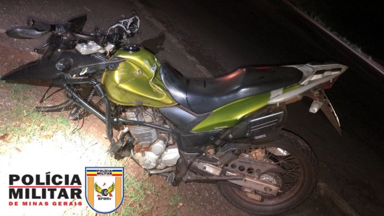 Moto bate em caminhão e homem fica ferido