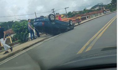 Bate em moto, capota Pálio e foge