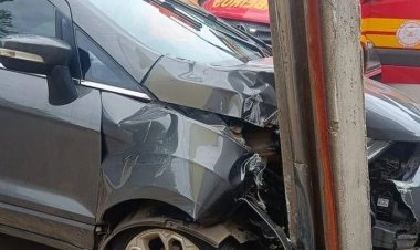Carro bate em poste no Bairro de Lourdes