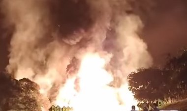 ACIDENTE: Carreta tomba e pega fogo na Fernão Dias