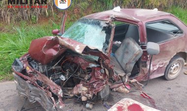 Carro bate em caminhão na MG-050