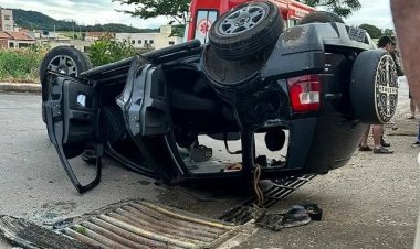 Avança sinal e bate em carro que capotou