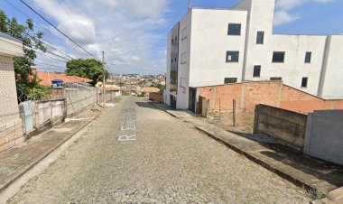 Homem abre a porta e recebe tiro no peito