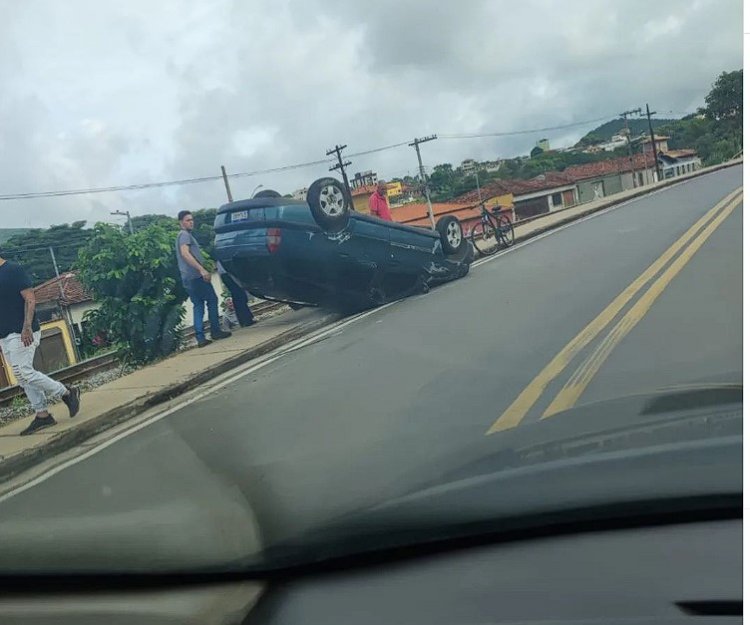 Bate em moto, capota Pálio e foge