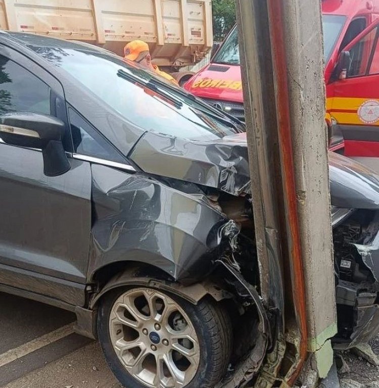 Carro bate em poste no Bairro de Lourdes