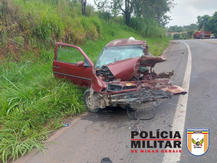 MG-050 - Carro bate em carreta e deixa feridos no domingo