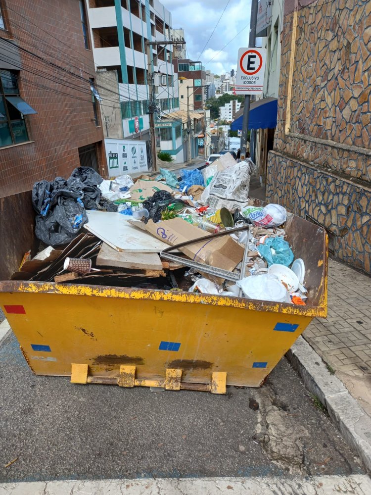 Caçamba cheia de lixo e entulho: problema sem solução em Itaúna!