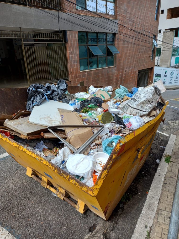 Caçamba cheia de lixo e entulho: problema sem solução em Itaúna!