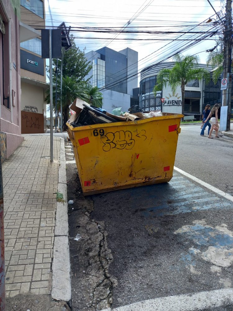Caçamba cheia de lixo e entulho: problema sem solução em Itaúna!