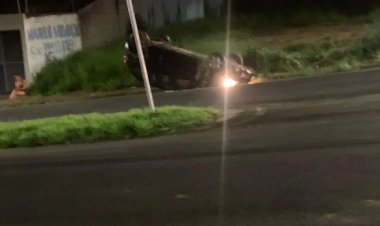 ACIDENTE DE TRÂNSITO - Celta capota na Avenida JK