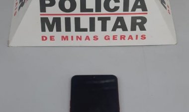 Homem toma celular de adolescente