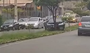 Fiat Strada bate na traseira de Toyota Corolla na JK