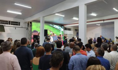 Mitre abre escritório com grande presença e público