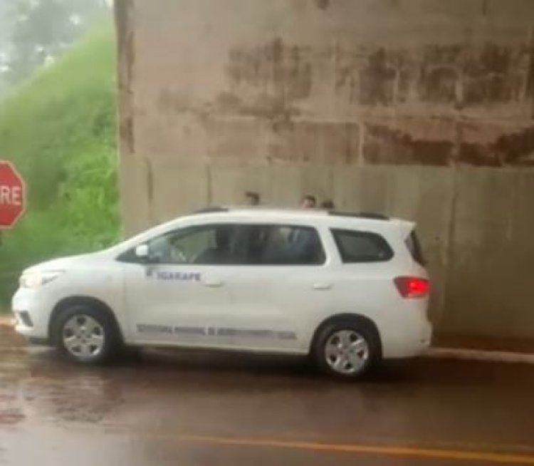 CARRO DA PREFEITURA DE IGARAPÉ TRAZ “VIAJANTES” A ITAÚNA