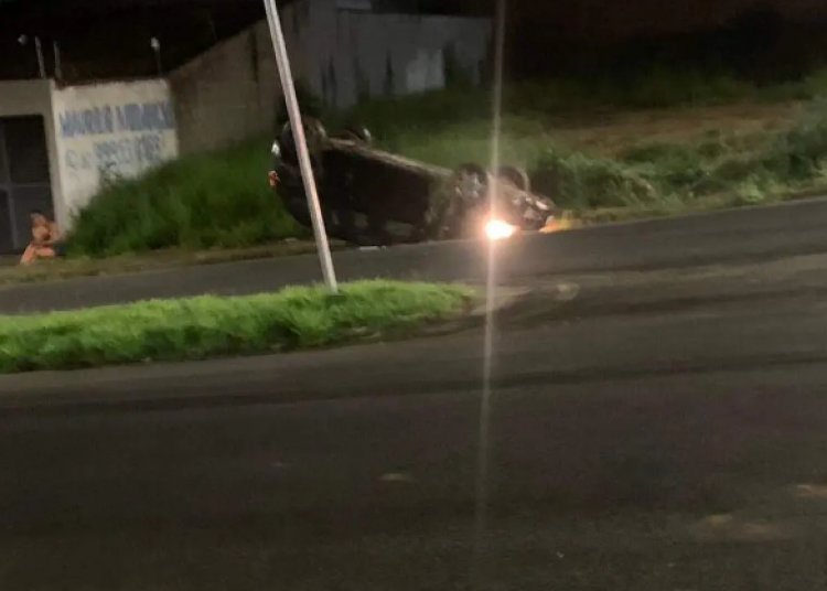 ACIDENTE DE TRÂNSITO - Celta capota na Avenida JK