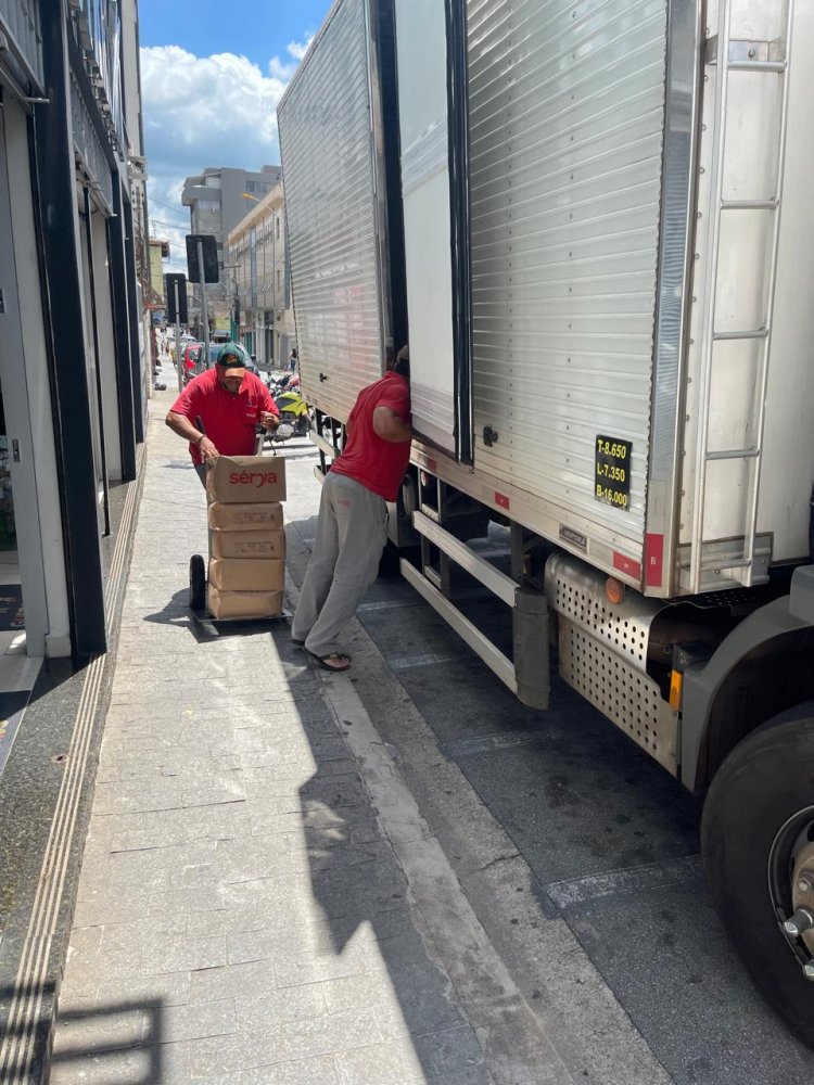 Carga e descarga interrompe a Rua Melo Viana e causa reclamações