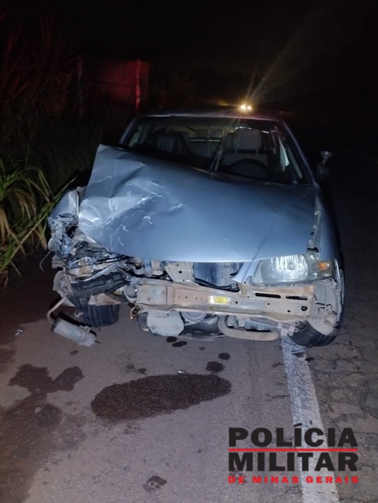 Carro na contramão bate em outro na MG-431