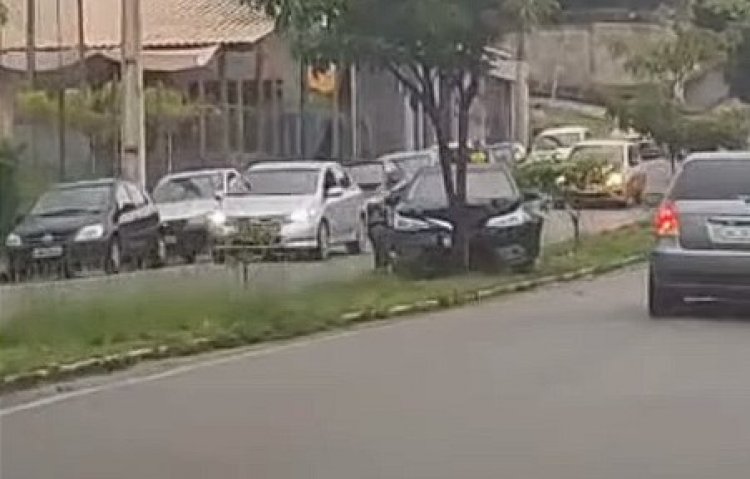 Fiat Strada bate na traseira de Toyota Corolla na JK