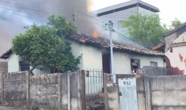 INCÊNDIO - Casa pega fogo no Piedade